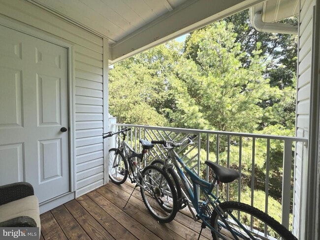 Building Photo - Gorgeous Light-Filled 2BR/2BA Penthouse Condo in Piney Orchard.