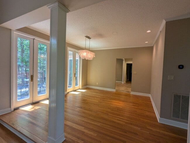 Building Photo - Fabulous 5 Bedroom Home in North River