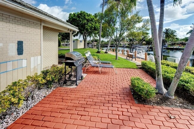Building Photo - 140 Cypress Club Dr