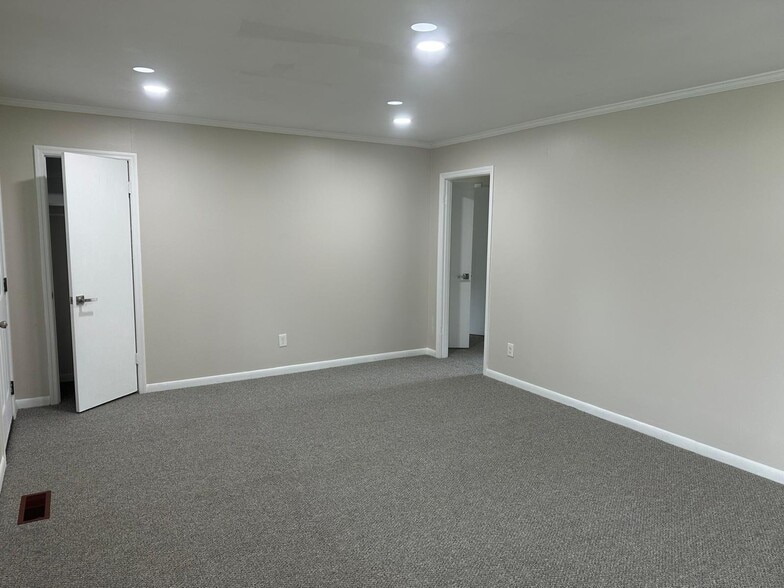 Building Photo - 1300 Stonewall St