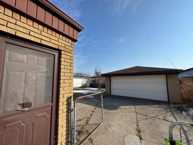 Building Photo - 16024 Wellington Ave