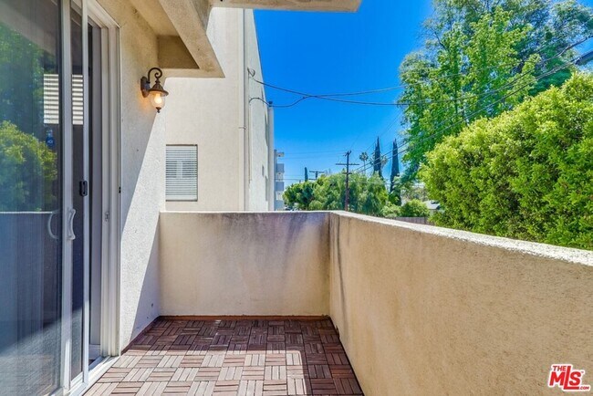 Building Photo - 14806 Burbank Blvd