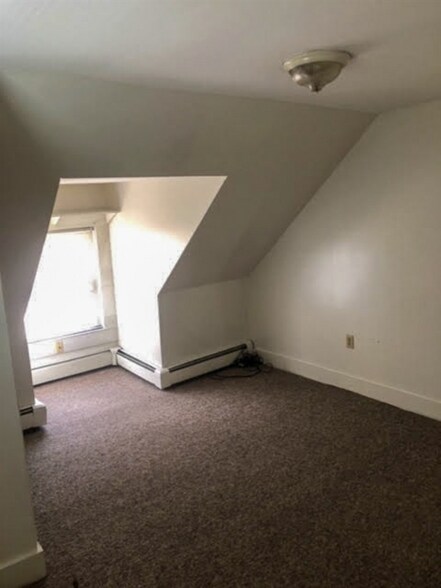 Building Photo - 15 Schoolhouse Ln