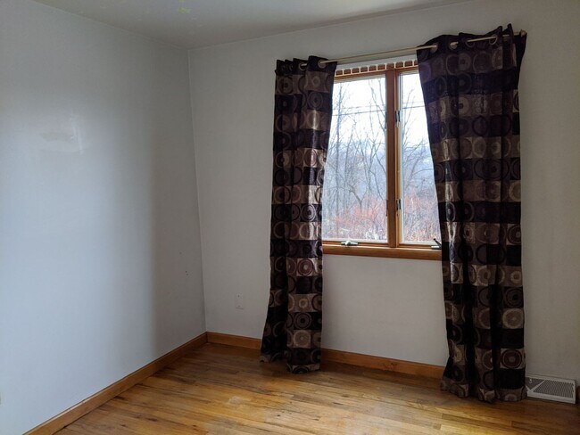 Building Photo - Great school district, three bedroom two b...