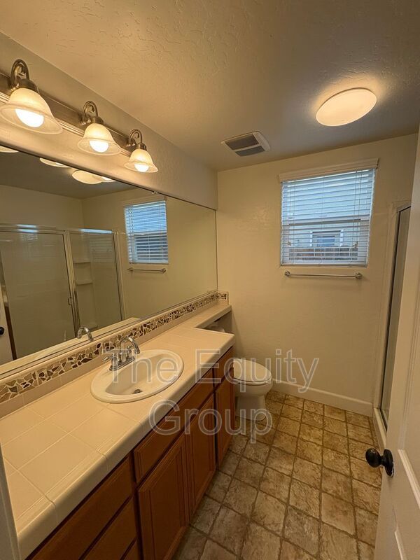 Building Photo - 3116 W Buena Vista Ave