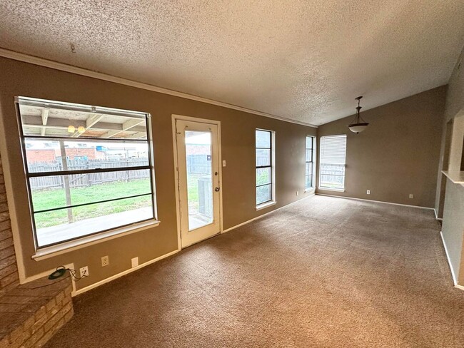 Building Photo - 4 Bed 2 Bath For Rent