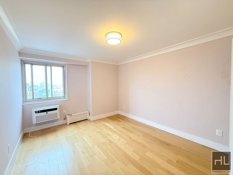 Building Photo - Renovated 2 bed 1 bath with washer and dryer - WEST 93 STREET