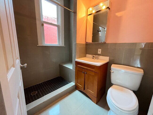 Building Photo - Private room in 3 bedroom Washington Apart...