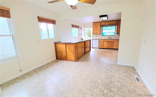 Building Photo - 916 Custer Ave