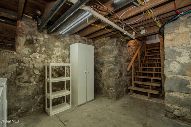 Building Photo - 302 Nelson Ave
