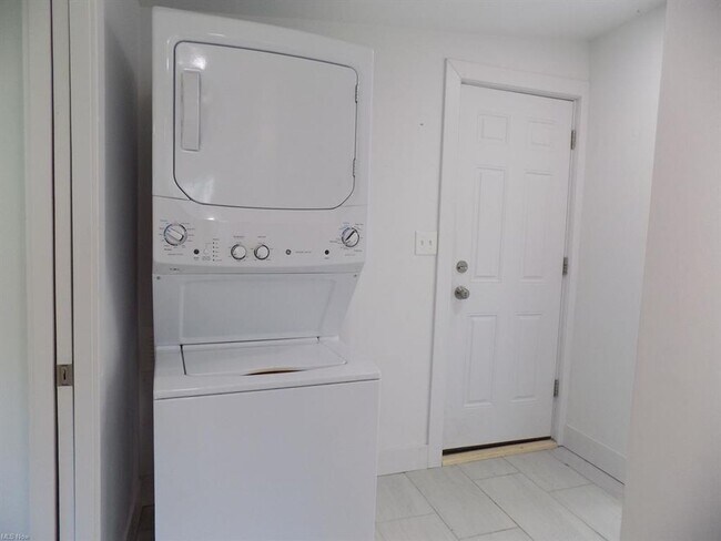 Building Photo - 1094 Moneta Ave