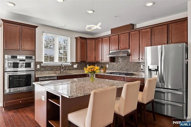 Building Photo - 9 Landmark Ln