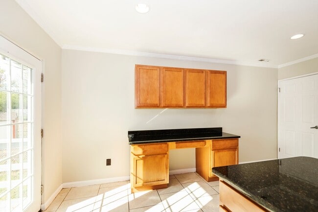 Building Photo - Lovely 3 Bedroom 2 Bathroom Home