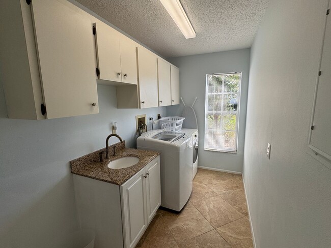 Building Photo - 3966 Oakhurst Blvd