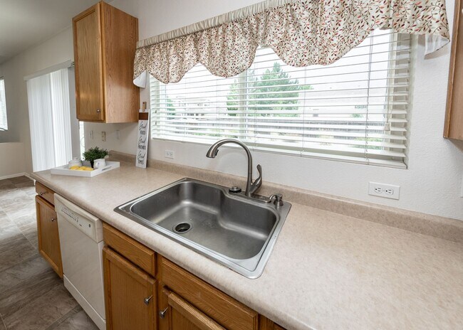 Building Photo - Lovely Home on East Side Near Military bas...