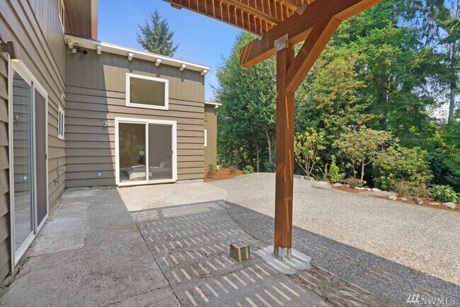 Building Photo - Spacious Richmond Highlands Retreat with Modern Updates & Flexible Living