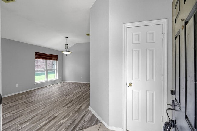 Building Photo - Cozy and quiet 4 bed 2 bath