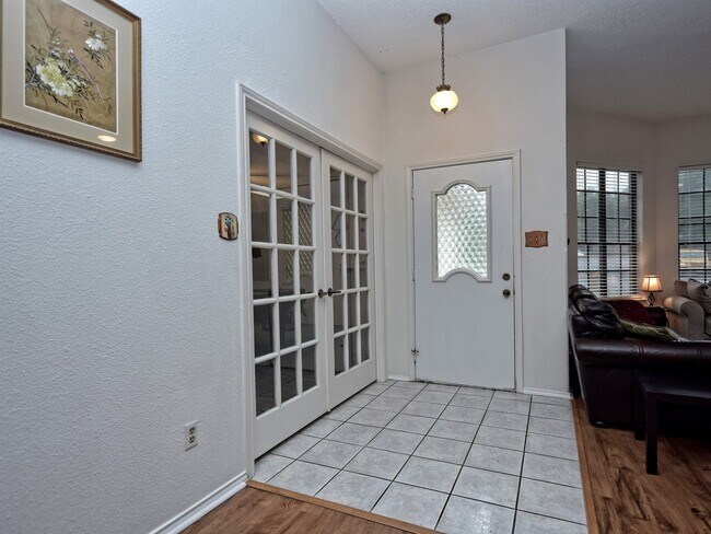 Building Photo - BEAUTIFUL 4 BEDROOM / 2.5 BATH HOME IN MAPLE RUN - FURNISHED