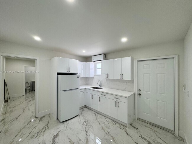 Building Photo - 11000 SW 47th Terrace