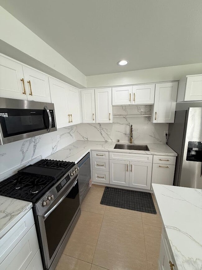 Building Photo - 3 Bedroom 2 Bathroom Granada Hills Home (Main House) Great Location!