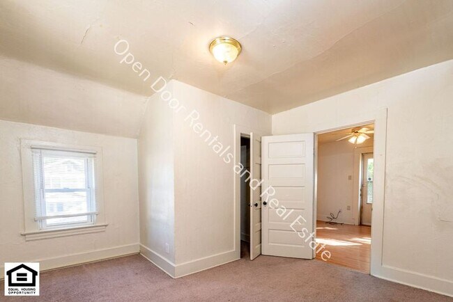 Building Photo - 608 1/2 Anderson