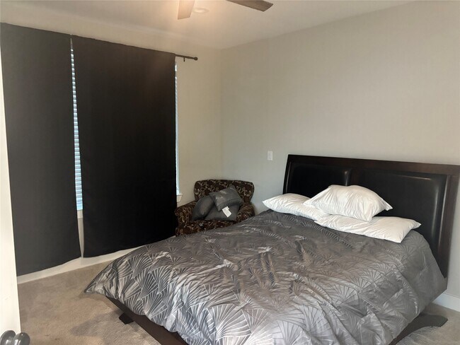 Building Photo - 6831 Paris St