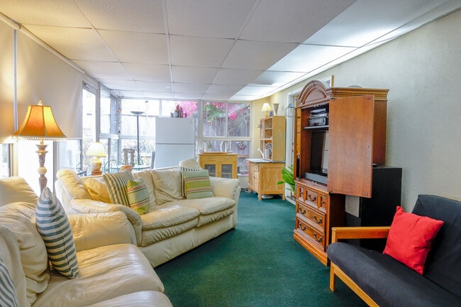 Building Photo - Furnished Single Story Home West of the Freeway