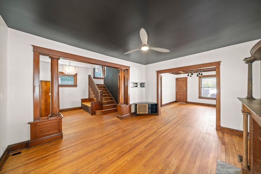 Building Photo - 834 W 39th Ter