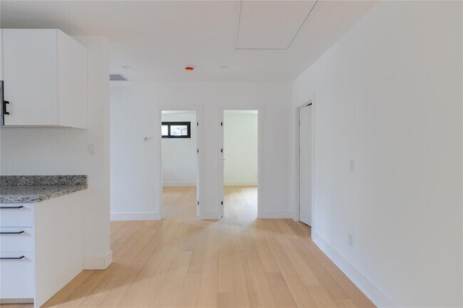 Building Photo - 2945 Moss St