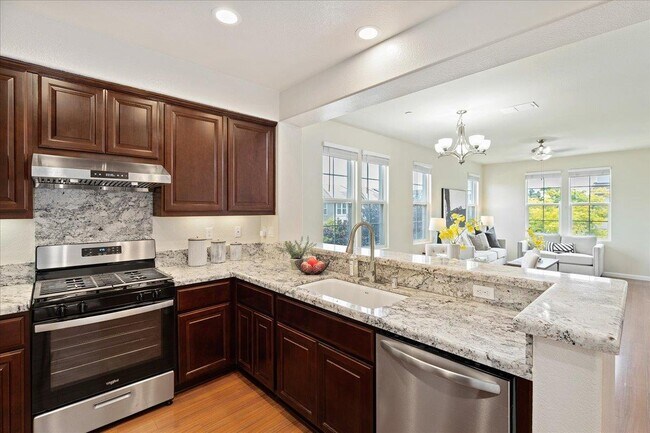 Building Photo - 501 Sugar Maple Ln