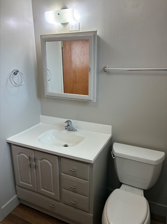 Building Photo - 1001 7th St