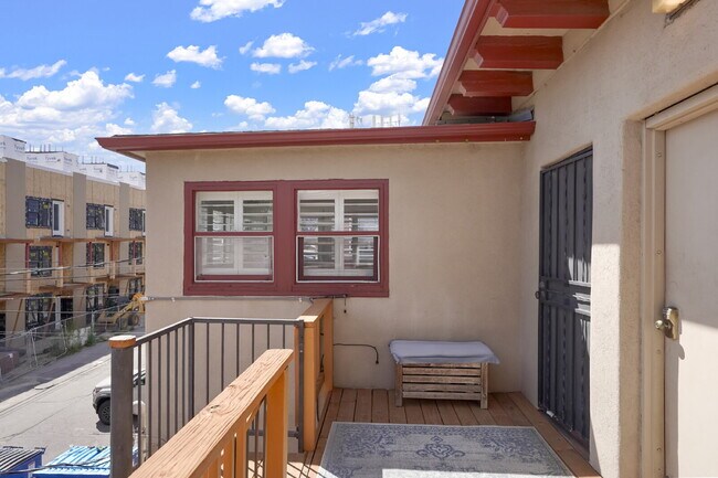 Building Photo - Two-Story Apartment with Parking in Uptown