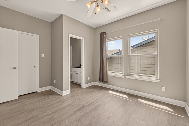 Building Photo - 1107 St Charles St