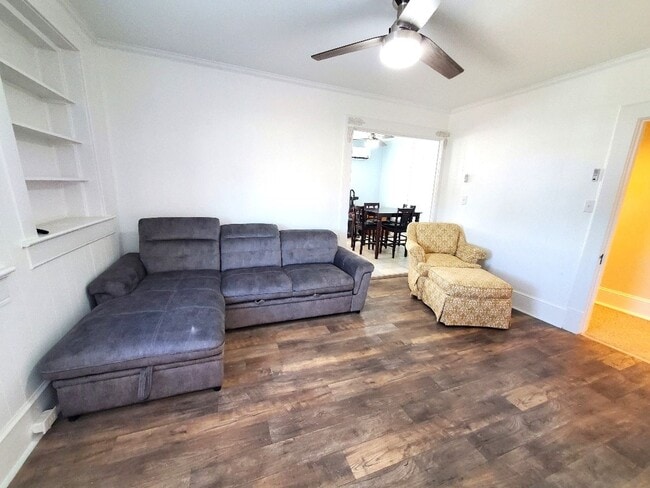 Building Photo - Beautiful 2BR/1BA Apartment with Utilities Included – Prime Downtown Location