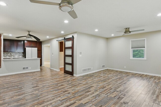 Building Photo - Spacious 4-Bedroom Home for Rent in Desira...