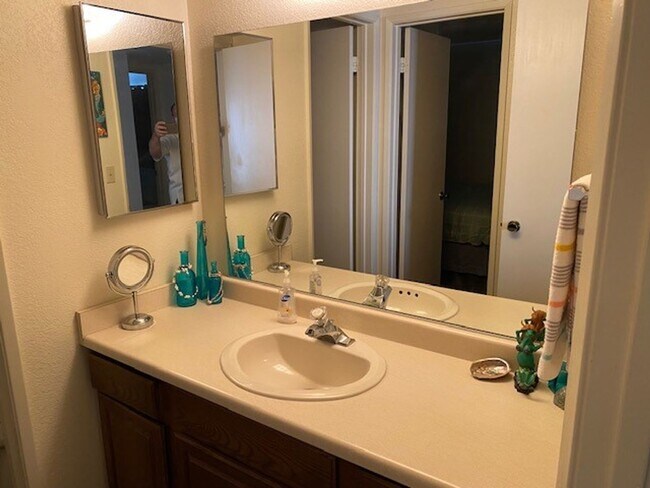 Building Photo - 2Br Waterfront  WINTER Vacation Rental Condo, Complex on the WATERFRONT Gated complex Utilities i...