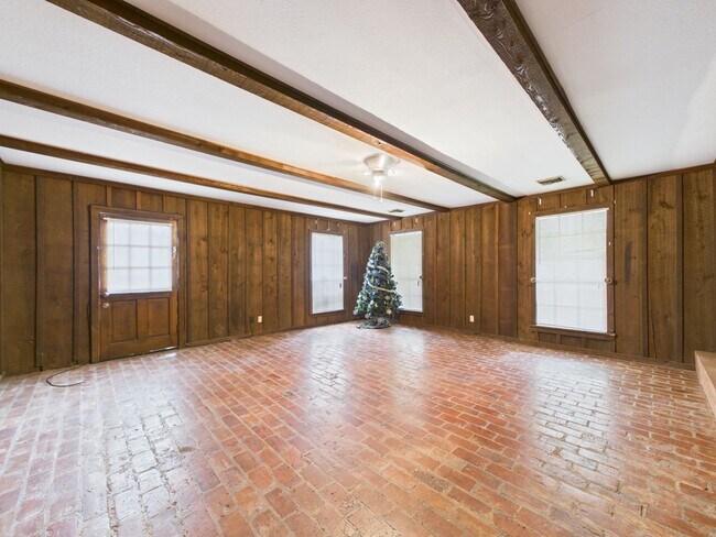Building Photo - 4 Bedroom/3 Bathroom Home Available NOW!