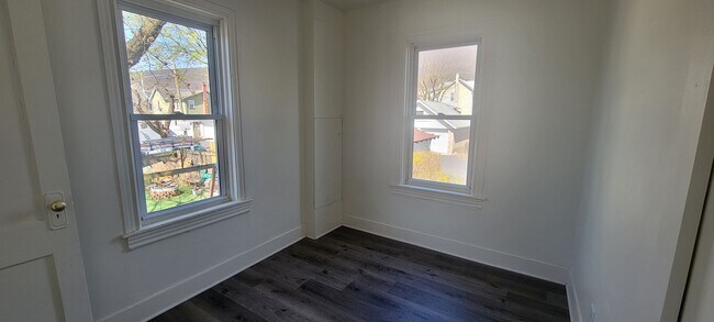 Building Photo - 217 Pen Argyl St