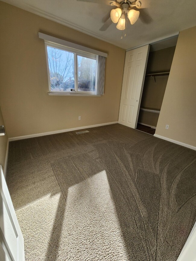 Building Photo - 735 Wedgewood Dr