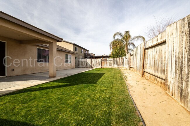 Building Photo - 3 Bedroom/2 Bath home located in the Desired Northwest - $2395 per Month!