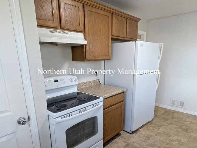 Building Photo - Upper Unit - 2 Bed 1 Bath