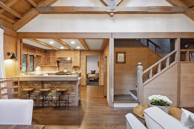 Building Photo - 224 Cascade Dr