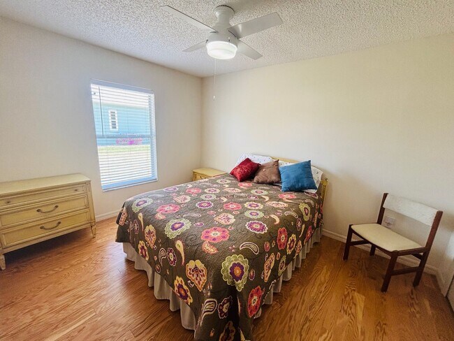 Building Photo - Furnished in gated 55+ golf community