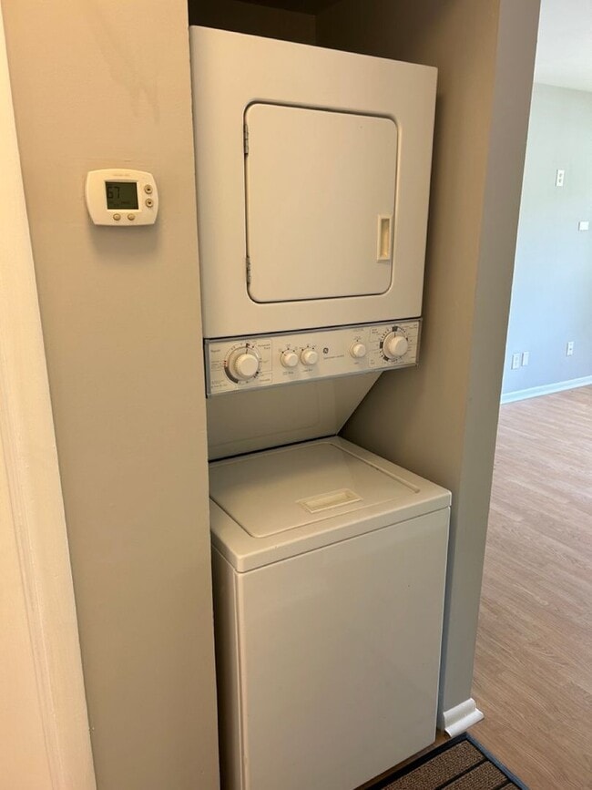 Building Photo - 2 Bedroom Condo---Ready for Move in!