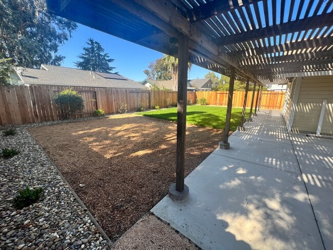 Building Photo - Great looking home on a court location wit...