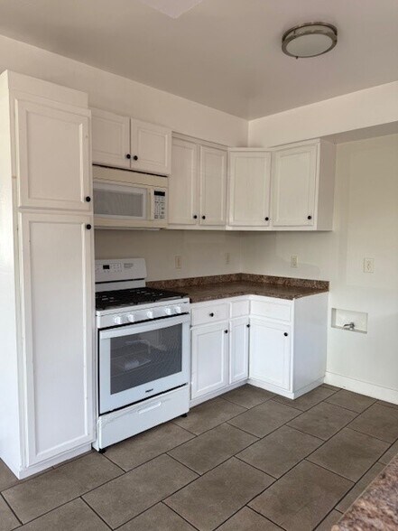 Building Photo - 4453 W 131st St