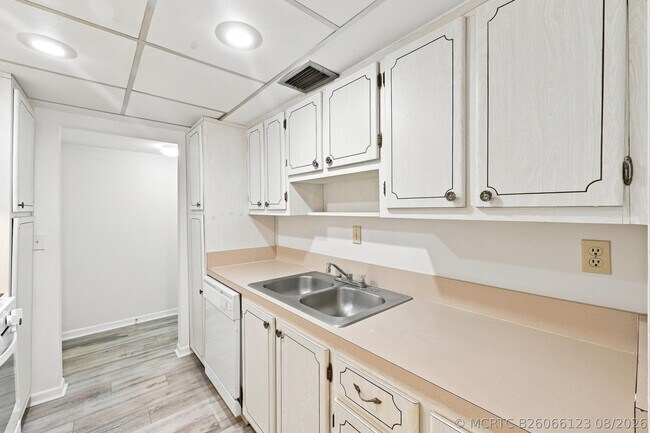 Building Photo - 1601 S Flagler Dr
