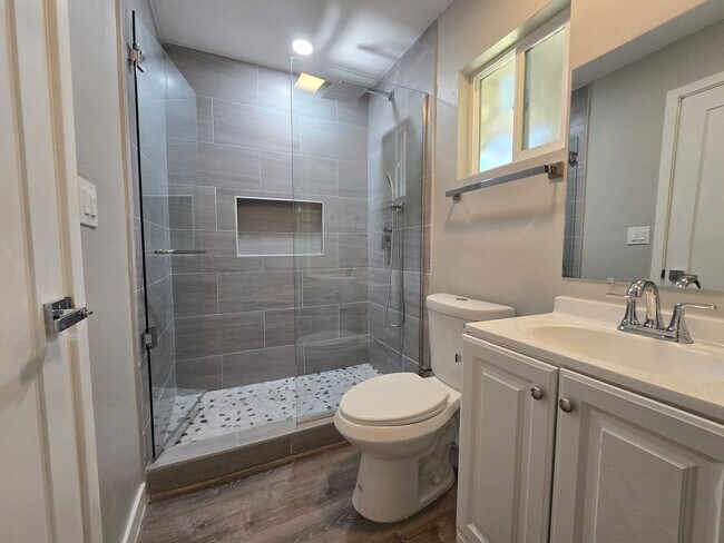 Building Photo - 6 bed house on Tipton Available!