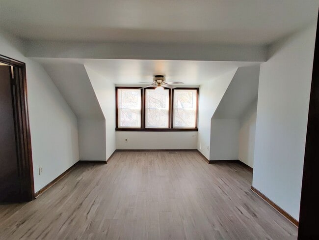 Building Photo - 3 bedroom townhouse