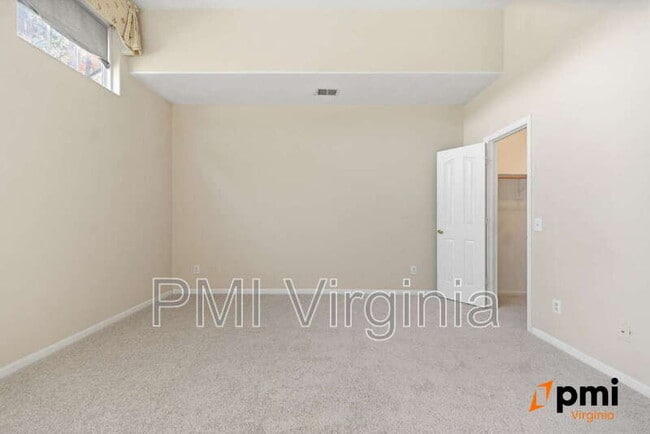 Building Photo - 1002 Nicklaus Dr